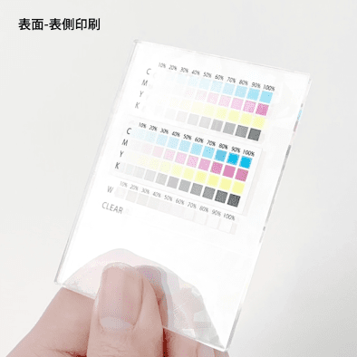 ホログラムアクリル(クリスタル)の表側印刷を表面から見た様子