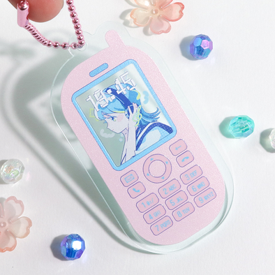 アクリルキーホルダー制作見本-ガラケーアクキーの使用シーン