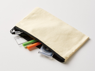 フラットな形状のポーチ