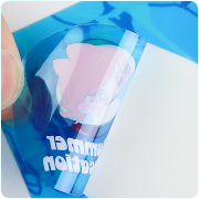 ハーフカットで制作した透明シールの表面