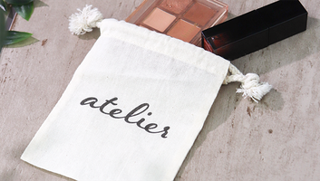 ノベルティやギフトラッピングにも、名入れ可能なコスメ巾着ポーチの制作例